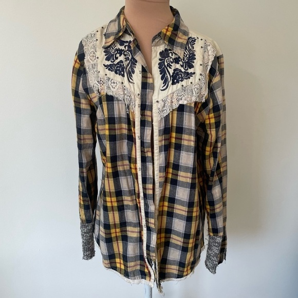 Gimmicks by BKE Plaid Flannel Lace Embroidered Distressed Button-Down Shirt Sz S - Picture 4 of 12